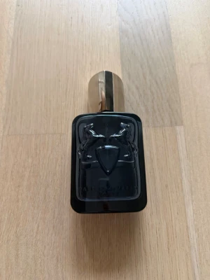 Parfums de Marly - Sedley 75ml - Säljer min Sedley 75ml från Parfums de Marly. Uppskattningsvis 35-40ml kvar. Mindre defekt på kartongen (Se bild 5).