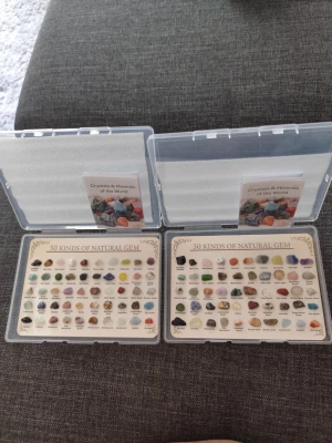Samling med 50 olika ädelstenar - Två genomskinliga plastlådor med samlingar av 50 olika naturliga ädelstenar och mineraler från hela världen. Varje sten är placerad i ett eget fack och märkt med namn. Perfekt för dig som gillar kristaller, mineraler eller vill lära dig mer om geologi.