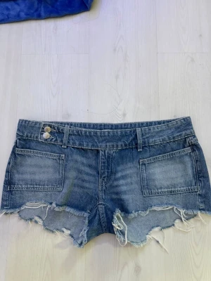 Lågmidjade jeansshorts! - Jättesnygga lågmidjade jeansshorts ifrån Ginatricot young 14+! Dem är i storlek L och passar mig som har M/L i vanlig storlek! Dem är aldrig andvända!