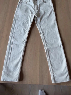 Vita acne studios blå konst jeans - Säljer ett par feta acne studios blå konst jeans som är i väldigt bra skick, nypris ungefär 3000kr.