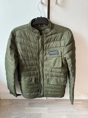 Barbour jacka M - Supersnygg populär och eftertraktad grön Barbour dun jacka av högsta kvalité i storlek M. Grym passform och jättefin bild perfekt nu till hösten. Jättebra utmärkt nyskick så riktigt kap!