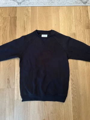 Mörkblå tröja - En enkel och stilren mörkblå sweatshirt från Fiel One. Tröjan har rund halsringning, långa ärmar och ribbade muddar vid ärmslut och nederkant. Perfekt för en avslappnad look och passar till det mesta. 8/10 skick