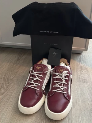 Giuseppe Zanotti Skor Strl 40️ - Hej säljer ett par Giuseppe Zanotti i strl 40 passar 40.5-41. 100% äkta har allt og. 