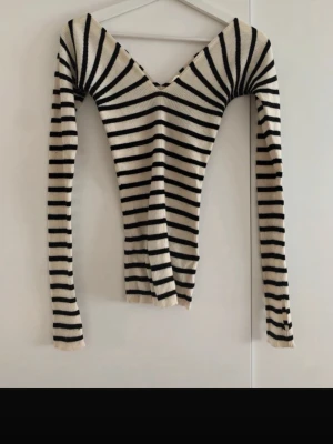 Randig tröja - Supermjuk och fin offshoulder tröja från ARKET. Strl XS. 70% ull. Tröjan har små hål för tummarna längst ner på armarna🥰 (sista bild är annan färg men visar passform)