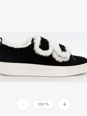 Svarta sneakers med fuskpälsdetaljer - Svarta sneakers med vit platåsula och två breda kardborreband. Skorna är från Duffy och har använts en halv vinter. Det är bara att skriva om ni har frågor så svarar jag. Pris går att diskutera vid snabb och smidig affär😊