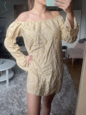 Beige offshoulder klänning  - Superfin beige off shoulder klänning.          Kommer inte till användning! 💗
