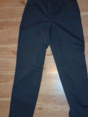 Byxpaket - Storlek XS/34. 4 par. Slacks. Jeans. Tunnare byxor. Mjukisbyxor. Allt för 150 kr