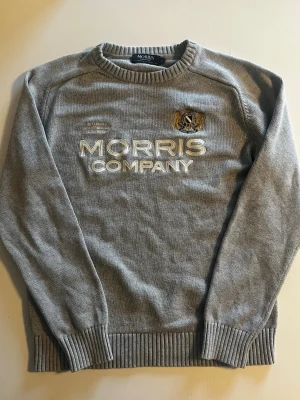 Morris company sweatshirt tröja populär M L - Snygg Morris sweatshirt tröja grå. fint skick inga fel storlek L passar 175-185 kan ta mått vid behov. Endast 365kr ej hugget i sten kom gärna med frågor och prisförslag har även mycket mer liknande i min profil alla storlekar kolla gärna stor rabatt vid köp av flera 😁✌️