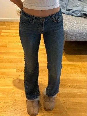 Lågmidjade bootcut jeans Levis - Säljer dessa lågmidjade bootcut jeans från Levis. Storlek W26 L30, midjemått: 35 cm och innerbenslängd: 80 cm. Jag är 168 cm för referens, de är lite korta för mig. Endast använd fåtal gånger och i super fint skick. 580 kr + frakt! Vid fler frågor, etc skriv privat 🙌🏼🍋‍🟩🙏🏼✌🏼💐🏄🏽‍♀️