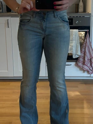 Ljusblå bootcut jeans - Säljer ett par ljusblå bootcut jeans, väldigt långa i benen 