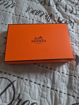 H-box - Jag säljer ett H-bälte och en H-plånbok. Bältet är 115cm långt och i mycket bra skick jag har gjort typ 4 hål så de skulle passa men har ett annat bäkte nu så tänkte sälja hela H-boxen. För endast 699kr. Bältet: 500kr. Plånboken: 199kr. Hela boxen: 699kr. Kontakta om du är intresserad!