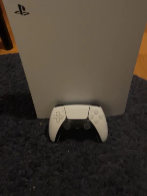 PlayStation 5 - Sony PlayStation 5 med två DualSense-kontroller. Konsolen och kontrollerna ser ut att vara i gott skick med endast mindre ytliga märken på höljet. Perfekt för spelupplevelser med vänner och familj. Levererar kraftfull prestanda och snabb laddning. ////överhetas ibland men enkelt och fixa👍