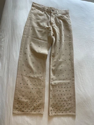 Jeans med nitar från Zara - Helt oanvända beiga jeans med nitar på fram och baksida från Zara 🖤 