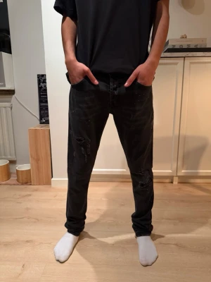 Dondup george  - Dondup jeans george storlek 31 ny pris 4000 original slitningar från fabrik har mått vid midja och längd. Hör av dig vid frågor?