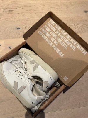 Vite Veja sneakers - Vita Vega sneakers – endast använda en gång 🤍  Säljer dessa snygga vita Vega-sneakers. De är endast använda en gång och är därför i mycket fint skick.  Säljer dem eftersom de tyvärr inte passar min vän, så jag väljer att sälja dem vidare. 📦 Originalkartong medföljer 👟 Använda endast en gång ✨ Mycket fint skick ❌ Säljes endast eftersom de inte passar Nypris:1400 Hör gärna av dig om du har några frågor!