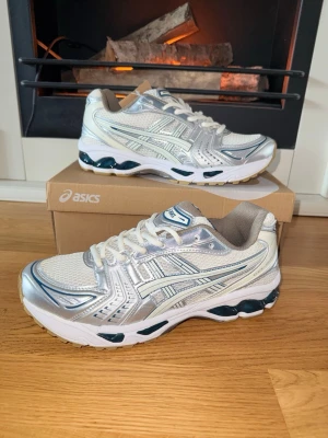 Asics gel kayano 14 skor -  Säljer nu ett par helt nya asics gel kayano 14 i strl 43 och en vit/silver färg. Låda borttappad men en annan ingår. Perfekt sko året runt! Bara att skriva ett DM vid intresse:)