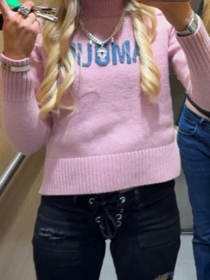 Rosa stickad tröja Zadig & Voltaire - Säljer en rosa stickad tröja från Zadig & Voltaire med texten 'AMOUR' i mörkblått framtill. Tröjan har ribbade muddar vid ärmslut, nederkant och hals. Perfekt för dig som vill ha en mysig och trendig look.