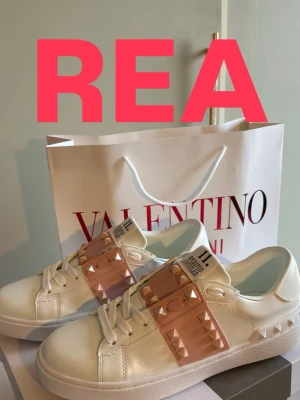 REA!!! Valentino  sneakers - Endast 999 Tom 30/8. Säljer valentino garavani skor, rockstud 11 med rosa färgade nitar. Väldigt fina och passar till de mesta, sommar skor som passar perfekt nu till sommaren, allt medföljer som på bild. Box och påse. Va snabb me beställningar, alla storlekar finns inne, för frågar är det bara att höra av sig🥰