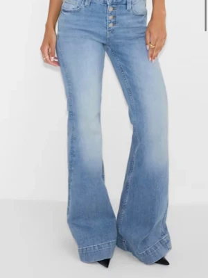 Utsvängda jeans - Såå snygga slutsålda jeans från gina i storlek 34🥰🥰 prislapp kvar