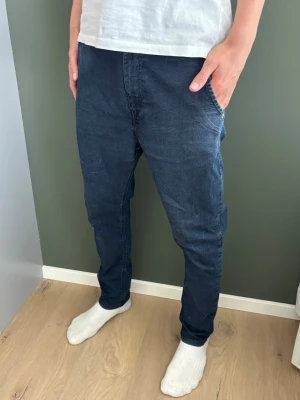 Jeans replay geobest jogging - Ett par snygga replay jeans i modellen geobest jogging!                                                                     Nypris ca 1700kr                                                   Storlek 30                                                                     Mått - A: 42 B: 67.5 C: 27 D: 19.5 E: 17              Priser kan diskuteras vid snabb affär, skickas samma dag eller dagen efter!🚚💸