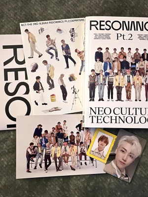 NCT Resonance Pt.2 album set - Säljer ett komplett set av NCTs album Resonance Pt.2 med fotobok, posters, vykort och två photocard. Perfekt för dig som samlar på K-pop merch och gillar NCT. Allt material har färgstarka bilder på medlemmarna och cool design.