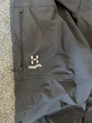 Haglöfs byxor - Ett par Haglöfs byxor storlek 38. Passar väldigt bra och har knappast täcken på användning. Väldigt sköna att ha på sig ifall man vill ha på något enkelt