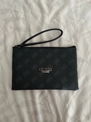 Guess necessär - Loggan är tyvärr lite missfärgad, annars bra skick🤍