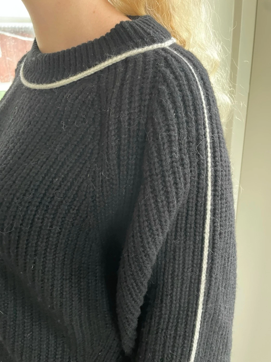 Svart stickad tröja med vit detalj - 1