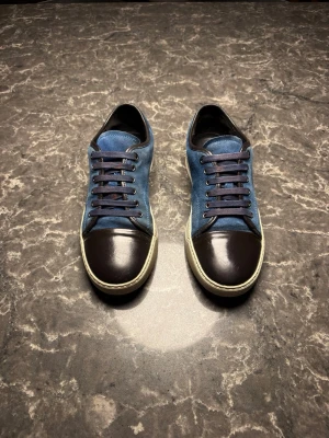 Lanvin - Säljer ett par otroligt snygga skor från det exklusiva märket Lanvin! Skorna är i mycket bra skick, skulle säga ungefär 8/10. Nypris ligger på över 4000kronor men jag säljer dessa för endast 1899 Skorna är i storlek UK 5 vilket motsvara 40 ungefär Skriv gärna ifall det är några funderingar, allt bästa SkoKapet