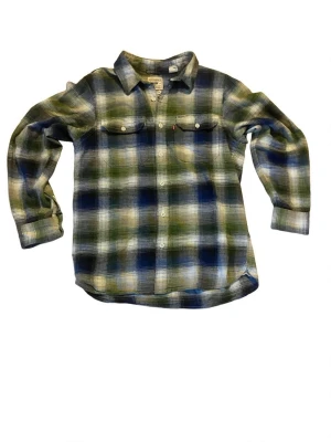 1. Rutig flanellskjorta - Grön / Blå - Retro flanellskjorta i perfekt höstfärger Snygg overshirt i grön, blå och beige rutigt mönster. Mjuk flanell, två bröstfickor och klassisk passform. Perfekt som skjorta eller som lätt jacka över t-shirt. Väldigt fint skick, inga fläckar eller hål. En tidlös garderobsfavorit som funkar året runt.