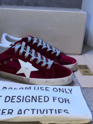 Golden goose röd suede - Hej säljer mina golden goose skor instorlek 43 och i mycket bra skick vi frågar hör av dig