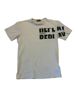 Vit Replay T-shirt - Icon Selection - Replay Icon Tee – Clean streetwear med tryck Vit t-shirt från Replay med stort svart backprint "REPLAY ICON". 100% bomull, skön och luftig. Minimalistisk fram, statement bak – supersnygg till jeans eller shorts. Använd få gånger, som ny. En riktig staple för streetwear-looken. 