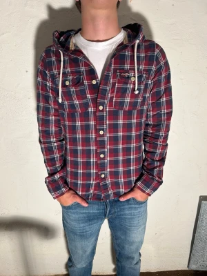 Hollister overshirt~vintage - Röd och blå rutig Overshirt från hollister i storlek M.Pris går att diskuteras vid snabbaffär. Modell är 185cm. Skriv vid minsta fundering.