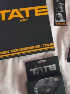 Tate mcrae vip package från miss possessive tour  - Säljer mina vip grejer från tate mcraes miss possessive tour. Det är en kamera, photobooth card och en påse där det står miss possessive (ej med på bild här) och en grej där det står vip (se bild). OBS!! ENDAST SWISH!!!