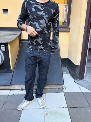 Z&V Longsleeve - Långärmad tröja från Zadig och Voltaire i kashmir Väldigt bra skick! VIKTIGT: PLAGGET ÄR STORLEK L, MEN MODELLEN SITTER SOM S ENLIGT MIG Modellen är 180cm och väger 70kg