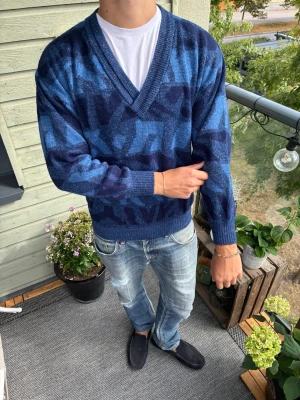 Blå mönstrad stickad tröja Angelo Litrico - Skön stickad tröja från Angelo Litrico i olika blå nyanser. Bra skick skriv vid frågor och följ för mer!🤝