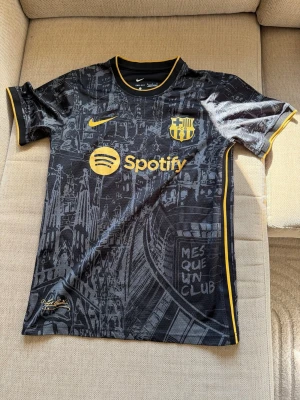 Barca fotbolls tröja - Säljer en Barca tröja från Nike dri fit, mycket bra skick inga defekter, storlek M. Skriv vid frågor.