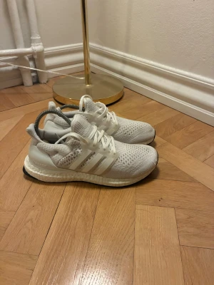 Ultra boost - Tja säljer ett par väldigt eftertraktade ultraboost i storlek 38 2/3 men passar 39 ✅ Pris kan diskuteras mvh Gabbe 