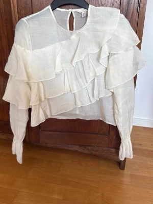 Vit volang blus - Vit volang blus från h&m, lite kortare i modellen