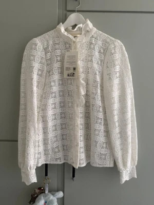 Sézane spets blus - Blus i spets från sezane. Aldrig använd 