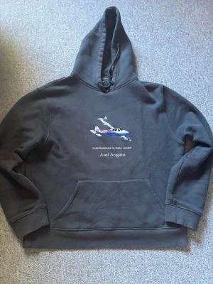 Axel arigato hoodie| M - Följ gärna!Fint skick inga skador! Skriv vid frågor eller likande! Tar bud den finns inte och hitta nån stans svart/grå 