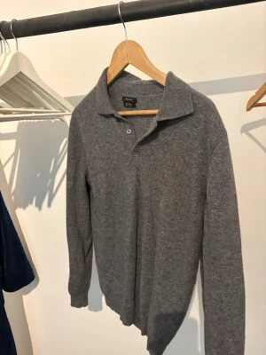 Massimo Dutti tröja - Jäkligt schysst Massimo Dutti tröja🙌 Skick 9/10 väl använd. Storlek M passar även S👌 Frågor eller funderingar hör av er i Dm!