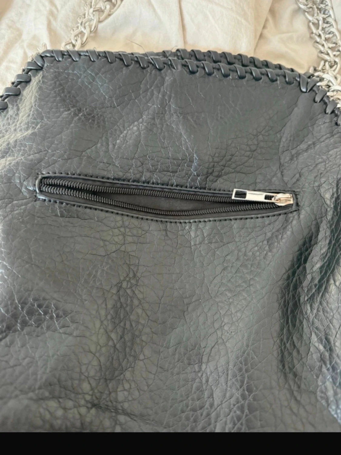 Svart handväska med kedjerem - 4