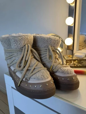 Inuikiis - Säljer mina knappt använda inuikiis! Perfekta till höst och vinter och så snygga, hör av er för fler bilder eller frågor! Låda kommer med👍💕