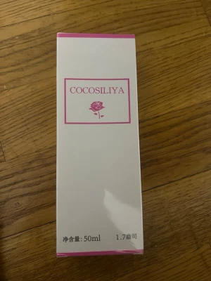 COCOSILIYA parfym 50ml - Två olika parfymer från COCOSILIYA, båda i 50ml förpackning. Ena har blå detaljer och den andra rosa, båda med en stilren vit kartong och en ros på framsidan. Perfekt storlek att ha med i väskan.