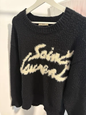 Lv tröja - ✨ Säljer denna Lv tröja i storlek M/L  Superfint skick🤍  ✔️ Trendig & lätt att styla ✔️ Snabb frakt 📦 ✔️ Rök- & djurfritt hem  Pris: 380kr
