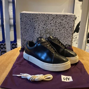 Eytys  - Extremt snygg och stilren sko från eytys, modellen Doja. VÄLDIGT bra skick! Ultimata skor till vintern då de är av läder som tål vatten bra. Allt og fås med! Vid övriga frågor bara att skriva MVH