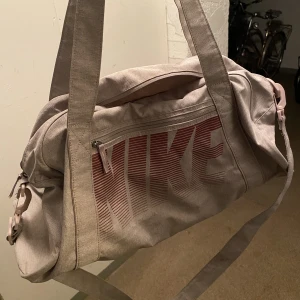 Nike träningsväska  - En rosa träningsväska från Nike, fungerar helt felfritt men är inte i behov av den länge.