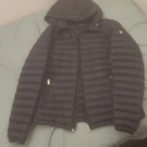 Peak performace - Den är faktist skick 10/10 för den är aldrig använd utomhus och har aldrig hunit bli använd då man fick den av en vän. Storlek L i kvinno storlek