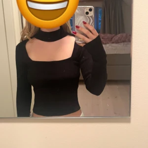 Topp  - Svart långärmad topp med cutout från Bershka. Knappt använd, så väldigt bra skick. 